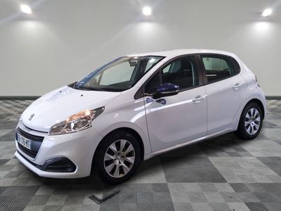 la photo d'une voiture blanche garée dans un garage