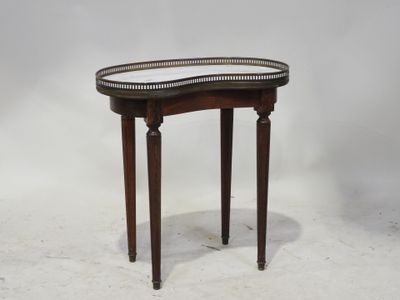 une petite table posée sur une surface blanche, avec un plateau dessus