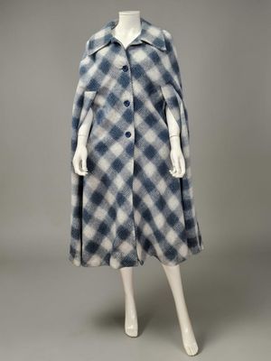 un manteau à carreaux bleus et blancs avec des boutons, sur un mannequin, mannequin, mannequin, mann