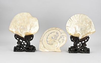 paire de vases chinois en ivoire sculpté, sur socles