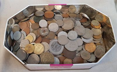 un récipient rempli de pièces posé sur une table