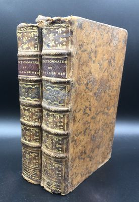 deux vieux livres posés l'un sur l'autre sur une table