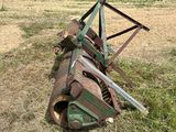 une machine rouillée abandonnée au milieu d'un champ