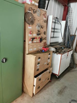 une armoire verte et une autre armoire verte dans un garage