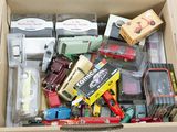 une boîte en carton remplie de petites voitures et d'autres jouets
