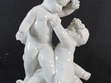 une statue représentant un garçon et une fille sur un socle