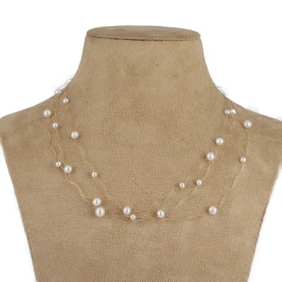un gros plan d'un mannequin orné de perles
