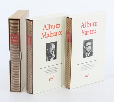 deux livres posés l'un sur l'autre sur une surface blanche