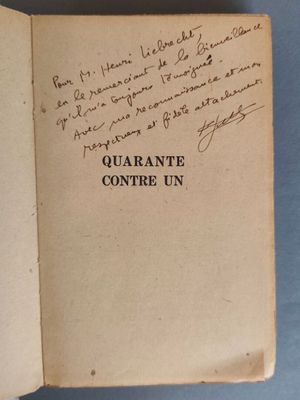 un gros plan d'un livre sur lequel figurent des inscriptions, posé sur une surface bleue