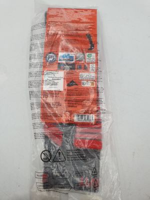 un gros plan sur un lot d'articles rouges et noirs posés sur une surface blanche
