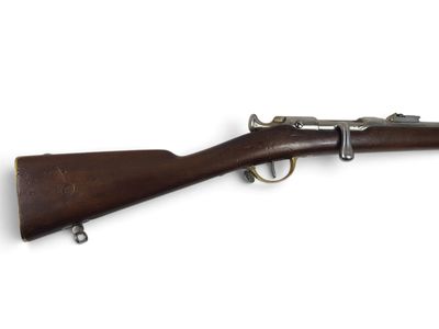 un vieux fusil sur fond blanc, avec un fond blanc