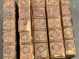 six vieux livres empilés les uns sur les autres sur une table