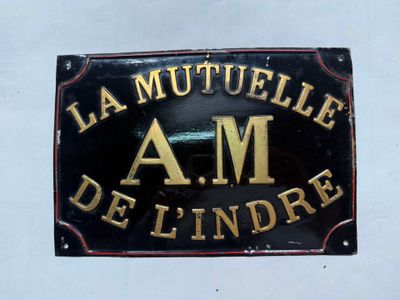 une enseigne noire et dorée sur laquelle on peut lire « La Mutuelle de Lindre »