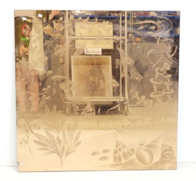 la photo d'une photo représentant une femme dans une vitrine