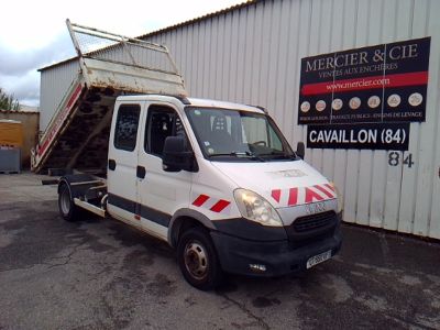 un camion blanc garé devant un bâtiment