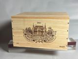 une boîte en bois avec l'image d'un château dessus