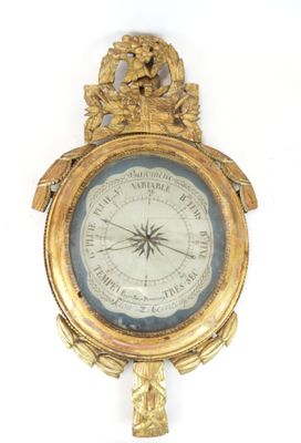 une horloge dorée sur un mur blanc, avec un fond blanc