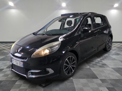 la photo d'un monospace noir garé dans un garage