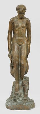 statue en bronze représentant un homme assis sur un rocher, les mains dans les poches