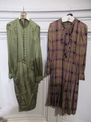 Une robe en soie vert bronze et une robe de cocktail écossai…