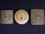 trois types de pièces différents sur une surface noire