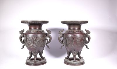 PAIRE DE VASES en bronze à décor en bas relief de paysages a…