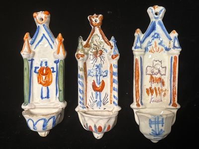 3 anciens bénitiers en faïence populaire, H 20/21.