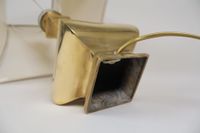 Pied de lampe en métal doré, le fût de section carrée et la … (photo 5)