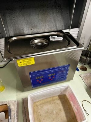 l'image d'une machine posée sur un comptoir