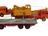 un camion jouet avec une grue attachée à son dos