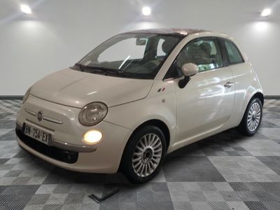 la photo d'une petite voiture blanche garée dans un garage