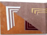 un tapis orange et marron orné d'un motif géométrique