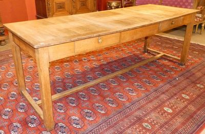 une table en bois surmontée d'un tiroir