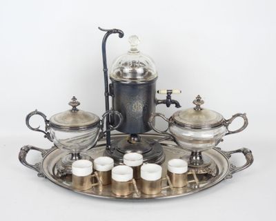 un plateau en argent sur lequel sont posées des tasses et des soucoupes
