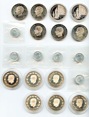 une photo d'une vitrine contenant de nombreuses pièces de monnaie différentes