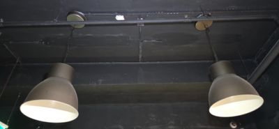 deux lampes suspendues au plafond dans une pièce