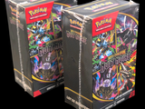 On voit deux boîtes de cartes à collectionner Pokémon sur un fond noir.