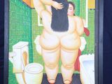 un tableau représentant une femme debout devant des toilettes