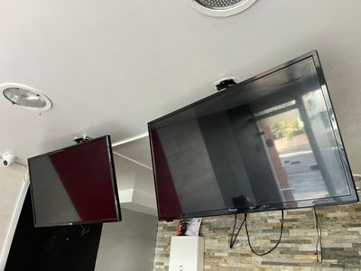 un écran plat TCL 90cm, un écran plat PRINCETON 90cm, un écr…