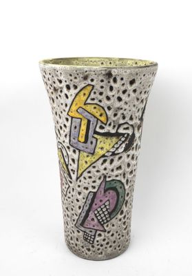 un vase avec un motif sur une surface blanche