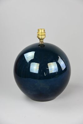 Lampe boule, fût en céramique émail bleu.