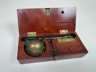 une boîte en bois contenant un objet en métal