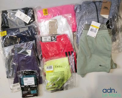 un lot de vêtements posés sur une table
