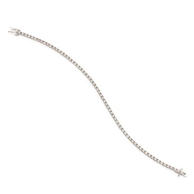 un bracelet en or blanc avec des diamants sur fond blanc