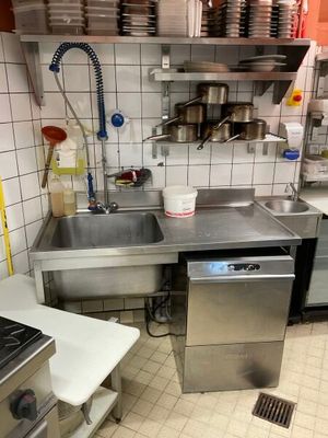 une cuisine équipée d'un évier, d'une cuisinière et d'un lave-vaisselle