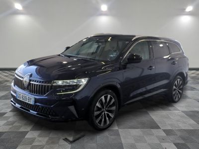 un 4x4 bleu garé dans un garage au sol en damier