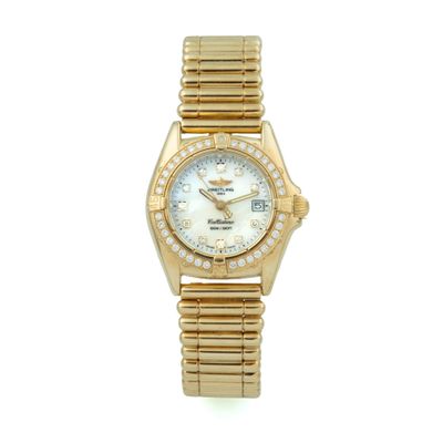 un gros plan d'une montre sur un fond blanc avec un fond blanc