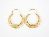 une paire de boucles d'oreilles en or sur fond blanc