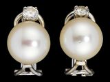 une image d'une paire de boucles d'oreilles en perles et diamants