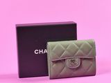 Portefeuille Chanel en cuir matelassé vert avec chaîne
